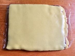 继续铺上豆沙片、面片，使豆沙馅夹在两个面片中间，然后稍微压紧实，使其经过高温烘烤，不易分离、散落；

