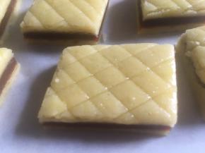 切小片后可以用毛刷刷上一层鸡蛋液；

