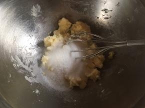 往软化的黄油中加入细砂糖，用手动打蛋器、电动打蛋头搅拌均匀，或者用刮刀压匀，用电动打蛋器先低速再中高速搅打至黄油体积会逐渐膨胀，颜色变浅；


