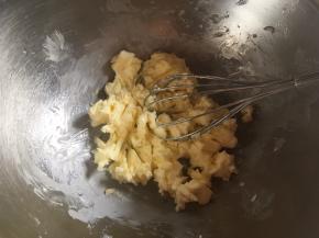 先将黄油称量好、切成片状或者小块，置于室温软化至手指戳入无压力，如果室温低也可以使用微波炉、隔热水、吹风机小心加热，加快黄油软化，但是如果一不小心加热成水油状，则可放入冰箱中放置一会使其稍微凝固后使用；

