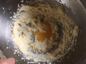 将打散的常温鸡蛋液分3次加入黄油中，每次电动打蛋器低速搅打均匀后，再加入下一次鸡蛋液；
