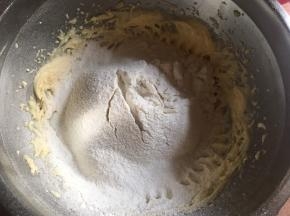 将面粉筛入打发好的黄油中；

