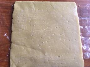 取一面片，用牙签或者叉子均匀的戳孔，避免高温烘烤事受热鼓起；

