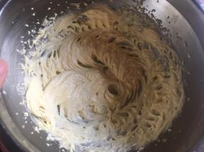 直至所有蛋液都完全融入黄油中， 黄油体积膨大，呈光滑的乳膏状，颜色变为浅黄色；

