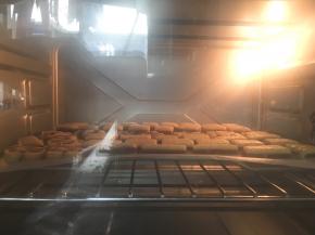 烤箱预热完成后，将拷盘放入烤箱中，烘烤35分钟左右，表面上色微黄即可；

