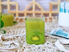 把榨好的果汁倒入杯中，加入益生菌，搅拌均匀就可以享用啦！