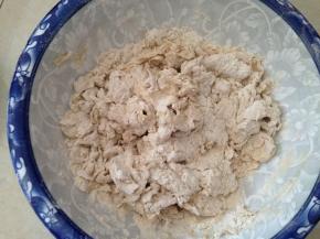 先来和面，面粉里加入酵母慢慢倒入清水用筷子搅成絮状，水不要一次加入，要慢慢加