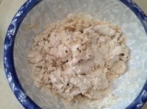 先来和面，面粉里加入酵母慢慢倒入清水用筷子搅成絮状，水不要一次加入，要慢慢加