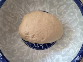 然后活成不软不硬的面团，加盖醒发40分钟至两倍大