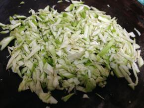 丝瓜去皮切成细碎