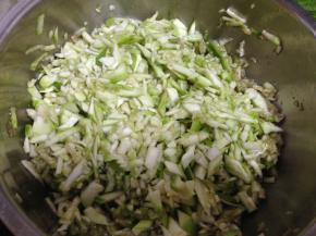 加少许盐拌匀杀水，然后用纱布稍微挤一下水