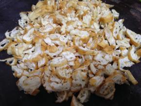 油条切成小丁，做素馅时加一点油条可以吸蔬菜的汤汁