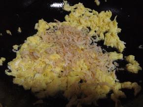 鸡蛋打散倒入热油中炒成蛋碎，虾皮洗干净沥水倒入打碎中备用