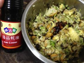 所有食材放在一起加入五香粉、蚝油、香油拌匀成馅，鸡蛋里、虾皮里都有盐分，馅里只加一点蚝油就行