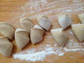 面团取出排气揉匀切成等大的剂子