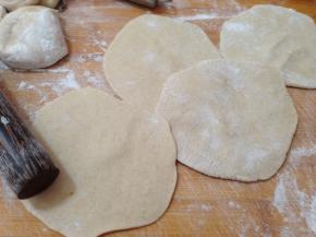 擀成中间厚四周薄的圆片