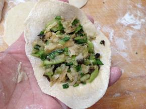 中间放入适量的馅