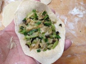 中间放入适量的馅