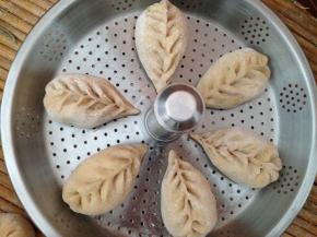 升降火锅提篮四壁刷油放入包子二次醒发15分钟