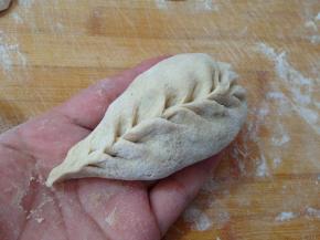 然后，大姆指和食指向前左边一下捏褶，右边一下捏褶，来回捏动即可成为柳叶形