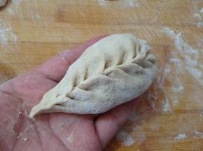 然后，大姆指和食指向前左边一下捏褶，右边一下捏褶，来回捏动即可成为柳叶形
