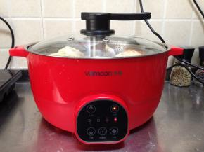 万幕升降火锅底部加水，上升提篮，选择火锅程序大火蒸15分钟即可，蒸好的包子不要马上打开锅盖，3分钟后再打开即可。