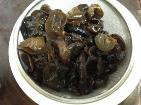 木耳用温水充分泡发然后切成碎末