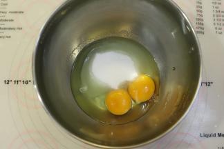 鸡蛋打入无水无油的打蛋盆内，一次性加入细砂糖。