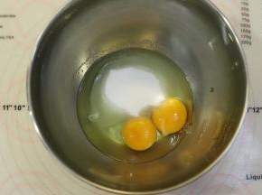鸡蛋打入无水无油的打蛋盆内，一次性加入细砂糖。