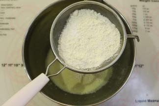 充分搅拌至糖化，低筋面粉和泡打粉，盐混合均匀，筛入蛋液内。