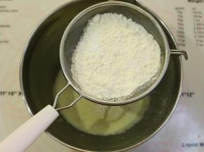 充分搅拌至糖化，低筋面粉和泡打粉，盐混合均匀，筛入蛋液内。