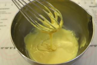 用蛋抽混合成无干粉的蛋糕糊。