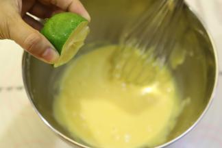 柠檬切半，挤20克的柠檬汁入蛋糕糊内，蛋抽混合成细腻的蛋糕糊。