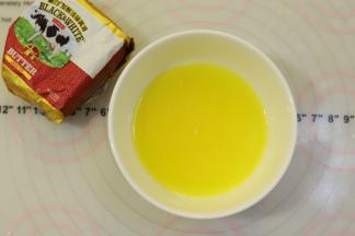 黄油隔热水融化。