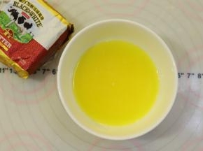 黄油隔热水融化。