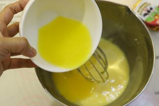 放至温热时加入刚才的蛋糕糊，拌匀。