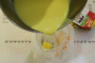 准备一个裱花袋，将蛋糕糊倒入裱花袋内。