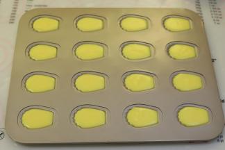 取出冷藏好的蛋糕糊，挤入12连的小玛德琳模内，大概8分满即可。