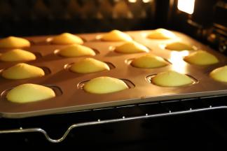 烤箱预热170度，上下火，中层，14分钟（边缘开始变焦就代表熟了）。