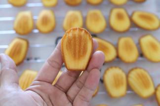 出炉的玛德琳轻轻一推就可以脱模，放在晾架上放凉备用。