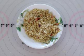 干果用料理机打成碎块。