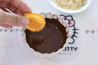 玛德琳的上面放入巧克力液内蘸一下。