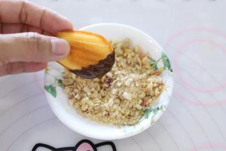 趁热在干果碎上蘸一下。