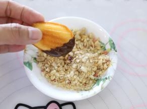 趁热在干果碎上蘸一下。