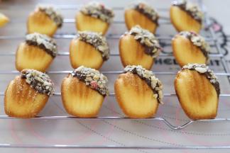 蘸好的玛德琳放在晾架上放至巧克力变硬，冰箱冷藏2天后更好吃哦！