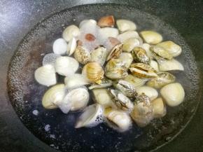 花蛤盐水中多搓洗至表面泥沙洗干净。锅中加姜、料酒焯水2分钟。