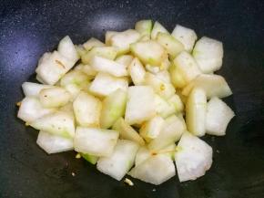 热锅热油，加入姜丝葱白爆香，加冬瓜翻炒2分钟。