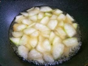 加入一大碗开水煮5分钟。