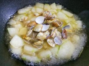加入花蛤煮2分钟。