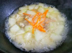 加入胡萝卜丝。